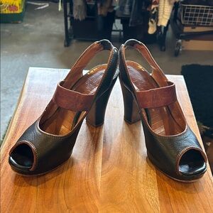 Chie Mihara Black and Brown leather Peep-Toe Heels